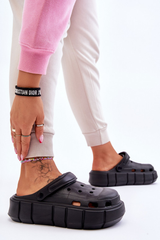 Chanclas tipo crocs con plataforma elevada de color negro Beckett