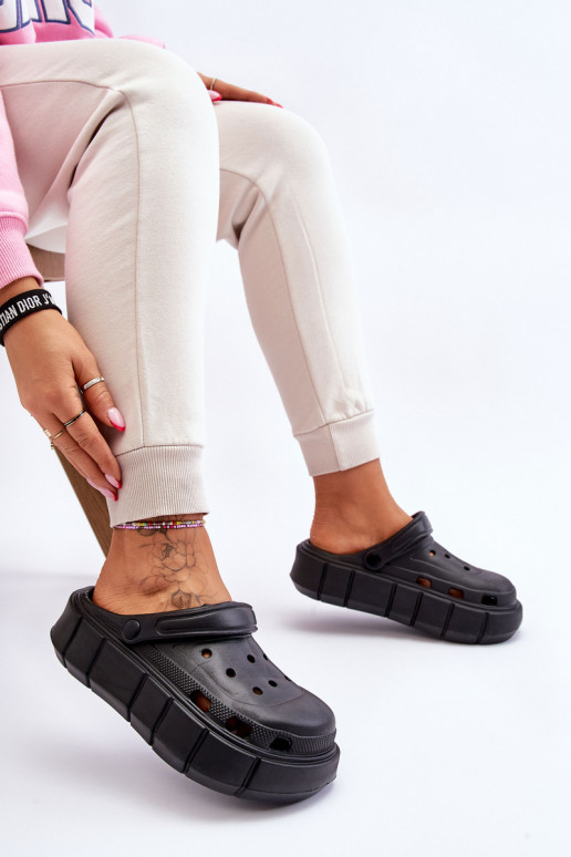 Chanclas tipo crocs con plataforma elevada de color negro Beckett
