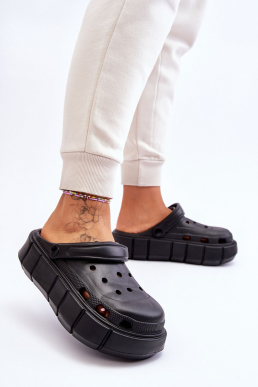 Chanclas tipo crocs con plataforma elevada de color negro Beckett