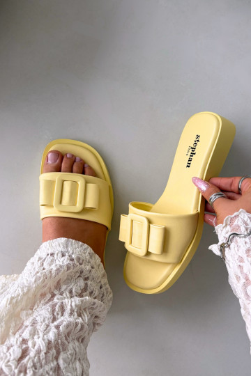 Zapatillas femeninas con tacones anchos y hebillas color amarillo "Melivra"
