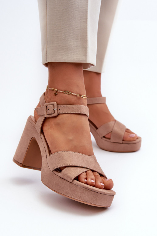 Sandalias de mujerde gamuza ecológicau con tacones y plataforma beige Sakane