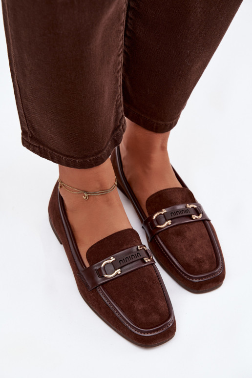 Mocasines de mujer de color chocolate con elementos decorativos Evelora