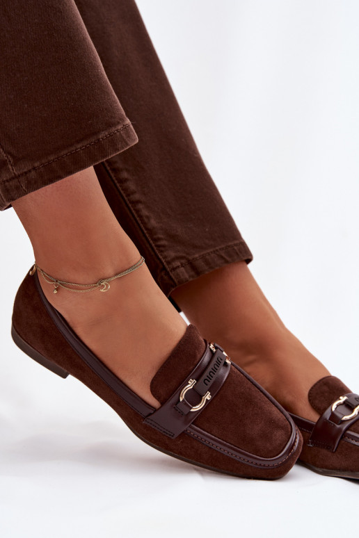 Mocasines de mujer de color chocolate con elementos decorativos Evelora