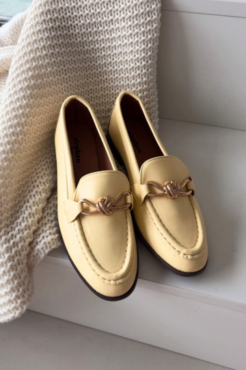 Mocasines femeninos con detalles decorativos color amarillo "Rosynne" 2
