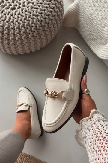 Mocasines femeninos con detalles decorativos color marfil "Rosynne"
