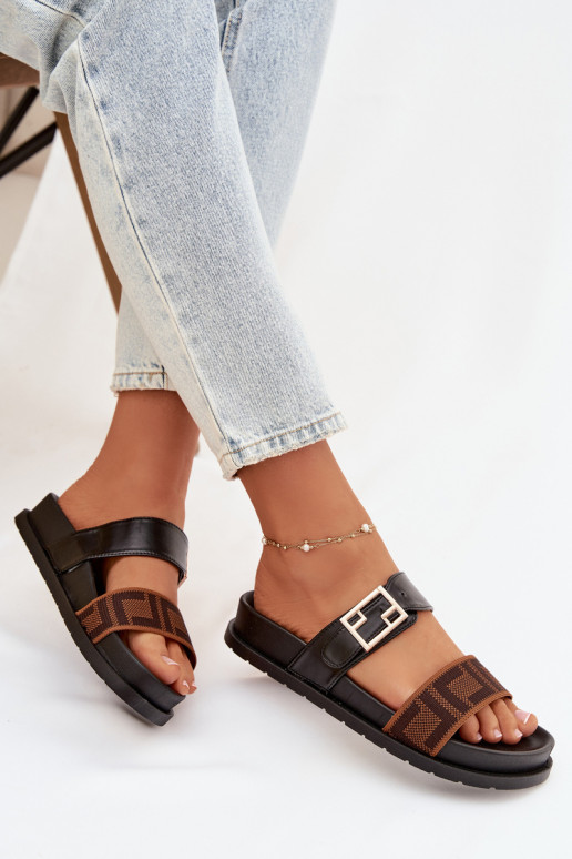 Zapatillas de mujer con hebillas doradas, color negro