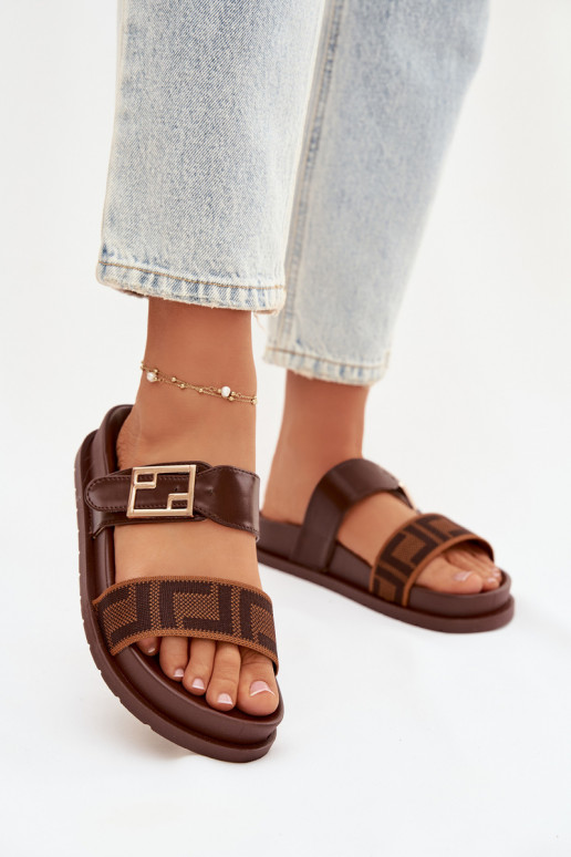 Zapatillas de mujer con hebillas doradas, color marrón