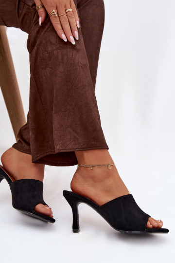 zapatillas de mujer con tacones finosde gamuza ecológicau de color negro Isolia