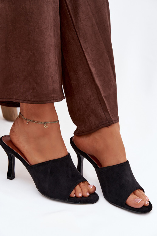 zapatillas de mujer con tacones finosde gamuza ecológicau de color negro Isolia