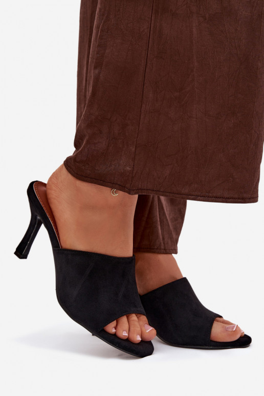 zapatillas de mujer con tacones finosde gamuza ecológicau de color negro Isolia