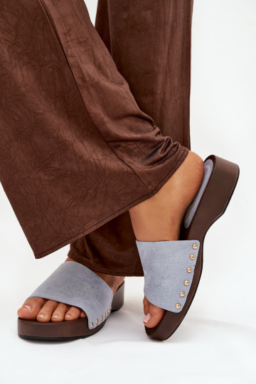 Chanclas de mujer con clavos dorados color azul Ferinna