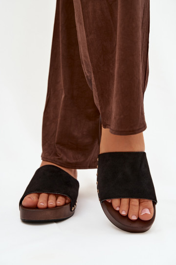 Chanclas de mujer con clavos dorados color negro Ferinna