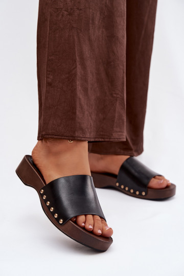 Chanclas de mujer con clavos dorados color negro Terissa