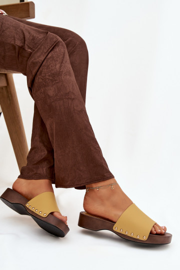 Chanclas de mujer con tachuelas color amarillo Terissa