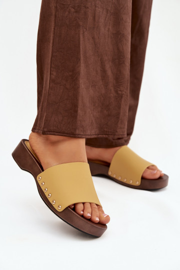 Chanclas de mujer con tachuelas color amarillo Terissa 2