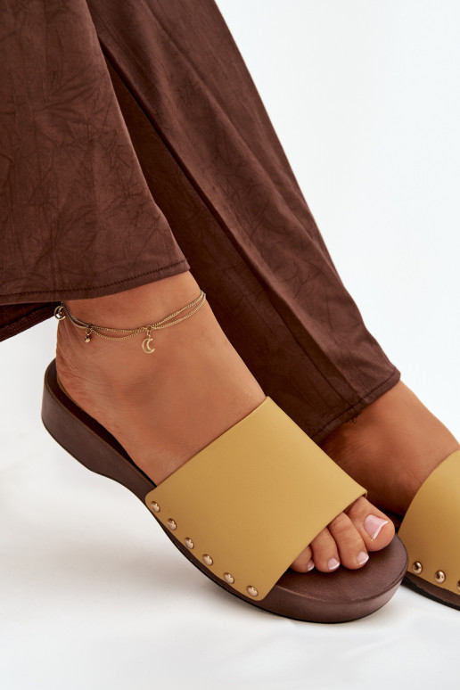 zapatillas de mujer con remaches color amarillo Terissa