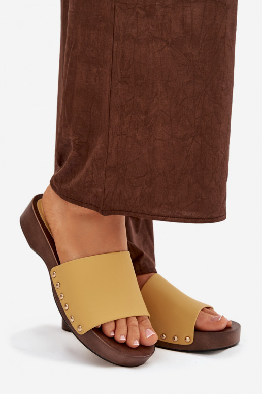 zapatillas de mujer con remaches color amarillo Terissa