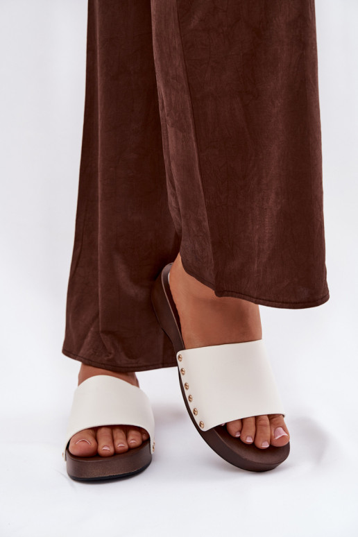 zapatillas de mujer con remaches el color blanco Terissa