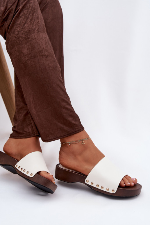 zapatillas de mujer con remaches el color blanco Terissa