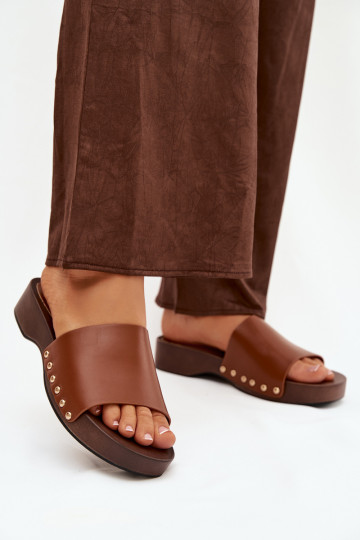 Chanclas de mujer con tachuelas color marrón Terissa