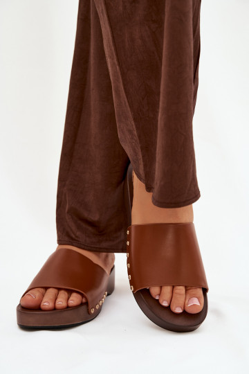 Chanclas de mujer con tachuelas color marrón Terissa 2