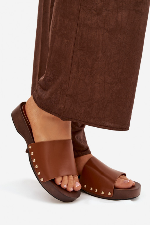 zapatillas de mujer con remaches color marrón Terissa