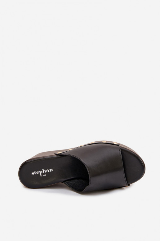 zapatillas de mujer en una cuña con remaches de color negro Tiene quereline