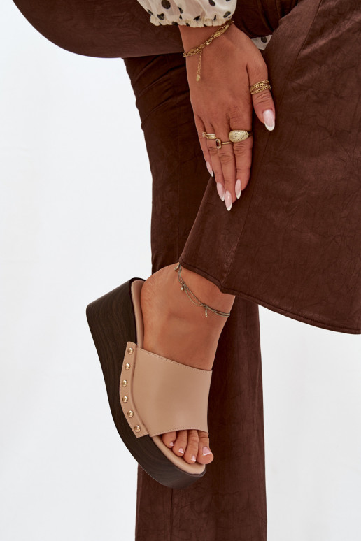 zapatillas de mujer en una cuña Ze color doradomi Studs beige Arionne