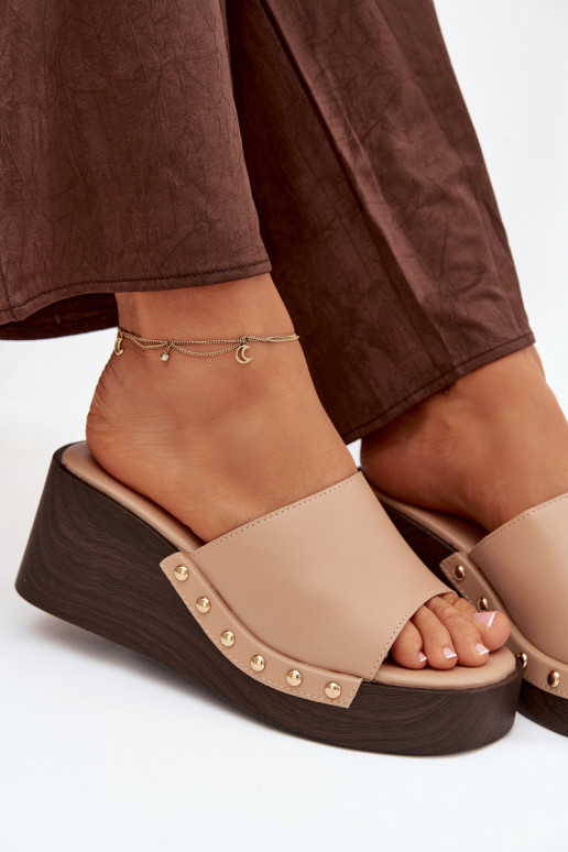 zapatillas de mujer en una cuña Ze color doradomi Studs beige Arionne