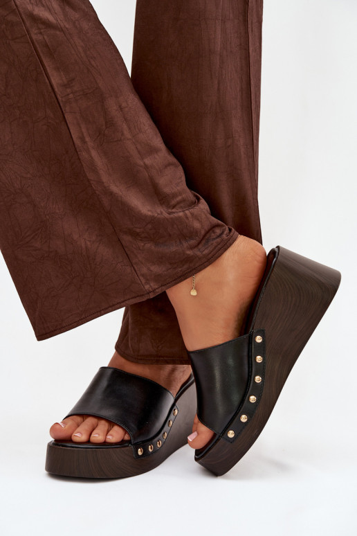 zapatillas de mujer en una cuña Ze color doradomi Studs de color negro Arionne