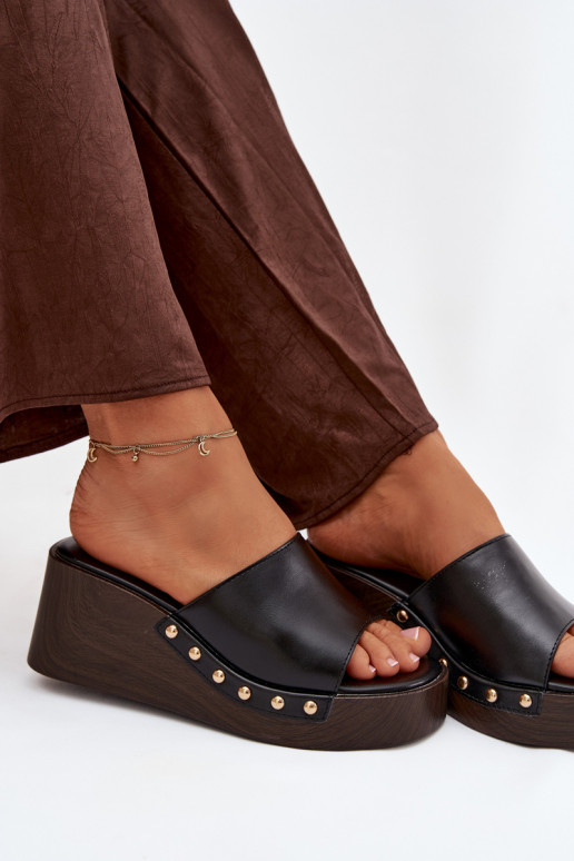 zapatillas de mujer en una cuña Ze color doradomi Studs de color negro Arionne