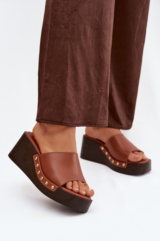 zapatillas de mujer en una cuña Ze color doradomi Studs color marrón Arionne