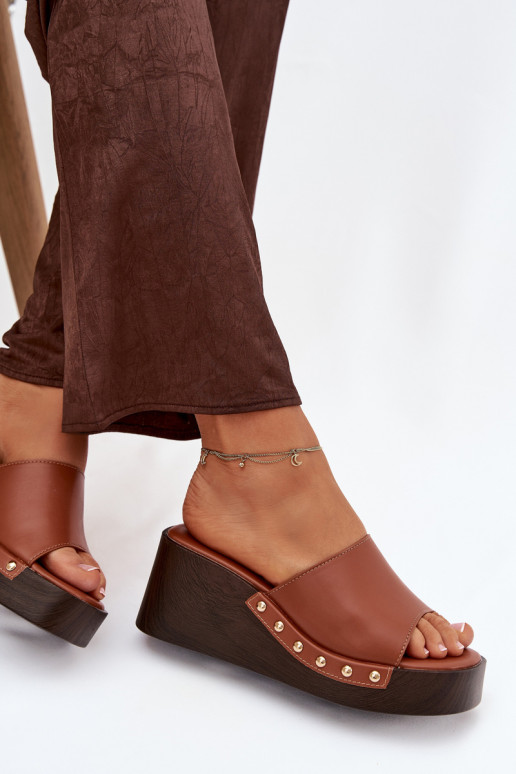 zapatillas de mujer en una cuña Ze color doradomi Studs color marrón Arionne