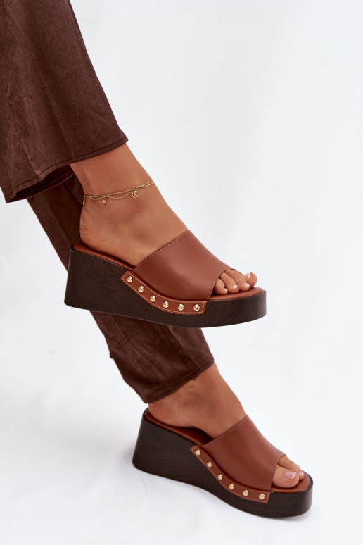 zapatillas de mujer en una cuña Ze color doradomi Studs color marrón Arionne