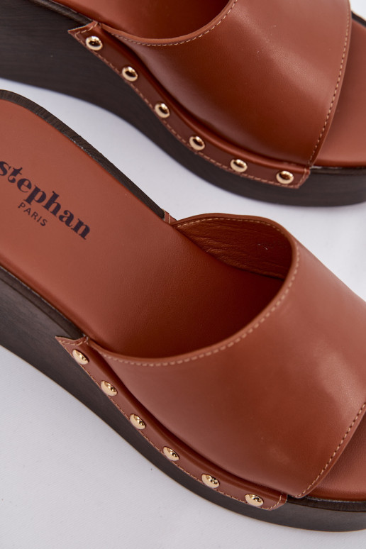 zapatillas de mujer en una cuña Ze color doradomi Studs color marrón Arionne