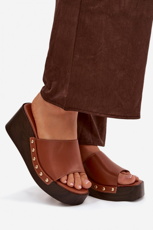 zapatillas de mujer en una cuña Ze color doradomi Studs color marrón Arionne