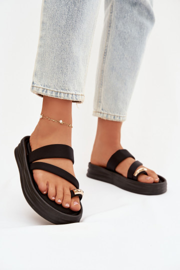 Chanclas negras con tiras y detalles dorados Farielle 2