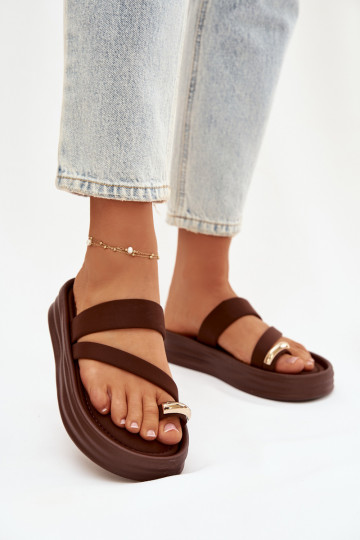 Chanclas color chocolate con tiras y detalles dorados Farielle 2