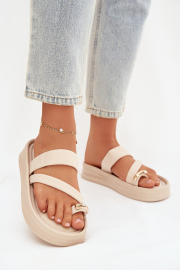 Chanclas color marfil con tiras y detalles dorados Farielle