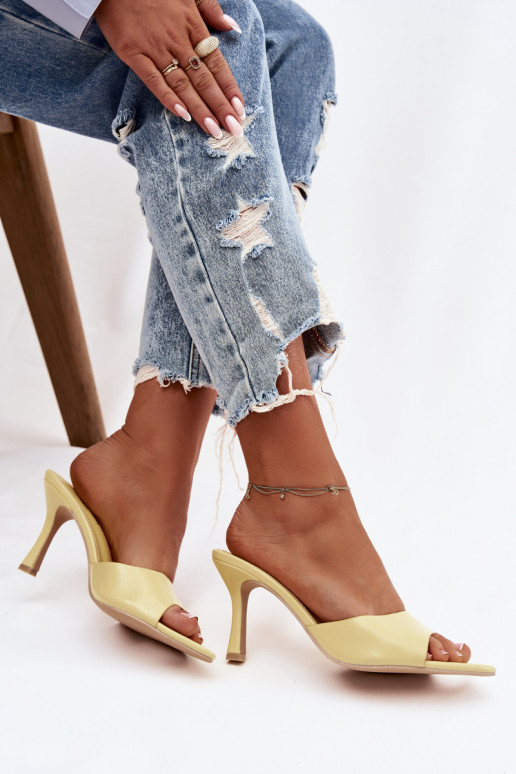 con efecto barniz zapatillas de mujer con tacones color amarillo Lirissa