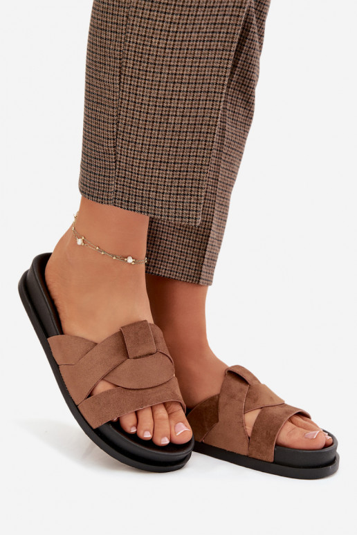 zapatillas de mujer de gamuza ecológicaoAe con rayas color marrón Tiene querivessa