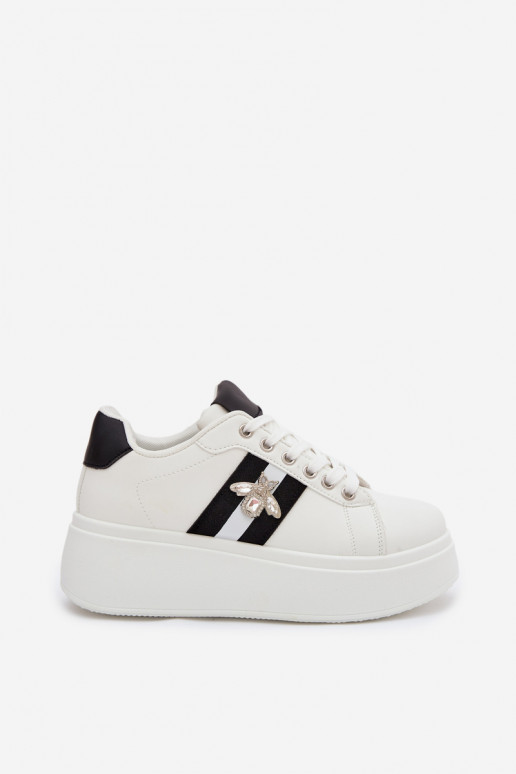 Zapatillas modelo zapatos. Femenino con una plataformaPrzypinką el color blanco Palvessa