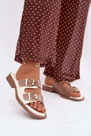 Chanclas de mujer con tacones anchos color oro y clavos color chocolate 2