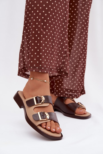 Chanclas de mujer con tacones anchos color oro y clavos color arena 2