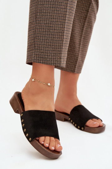 Chanclas de mujer con tacones anchos color oro y clavos color marrón