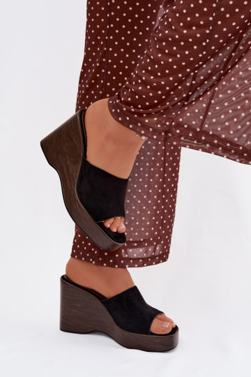 zapatillas de mujer en una cuña de color negro Ravelia