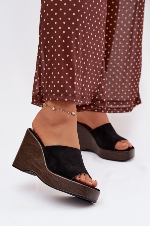 zapatillas de mujer en una cuña de color negro Ravelia