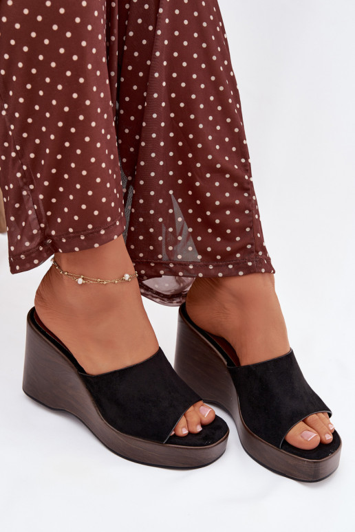 zapatillas de mujer en una cuña de color negro Ravelia