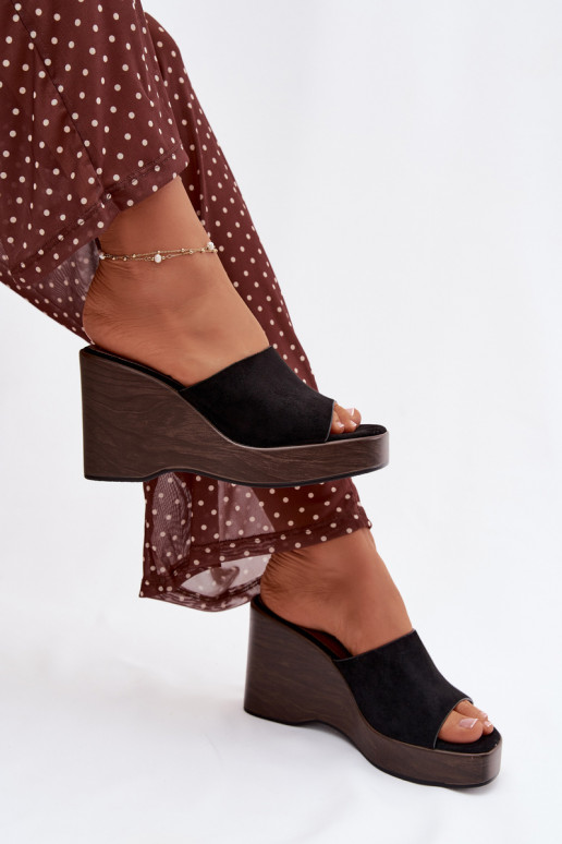 zapatillas de mujer en una cuña de color negro Ravelia