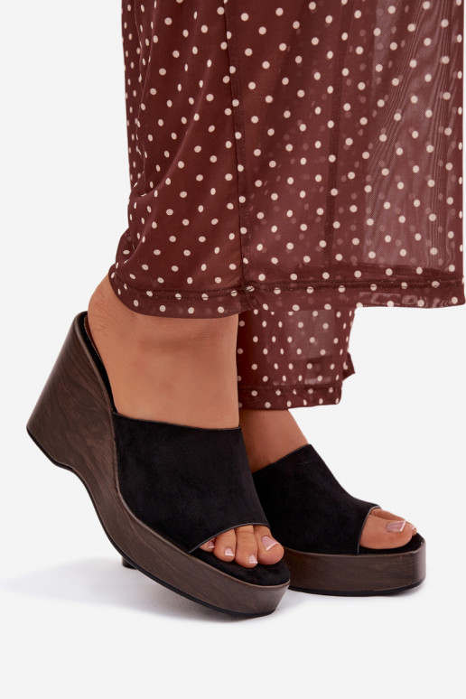 zapatillas de mujer en una cuña de color negro Ravelia